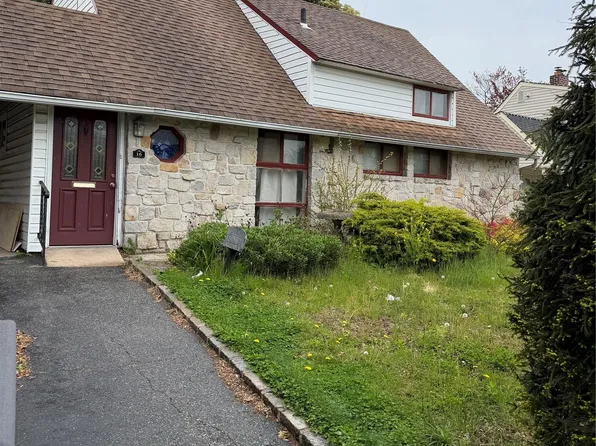 16 Springtime Lane E, Levittown, NY 11756