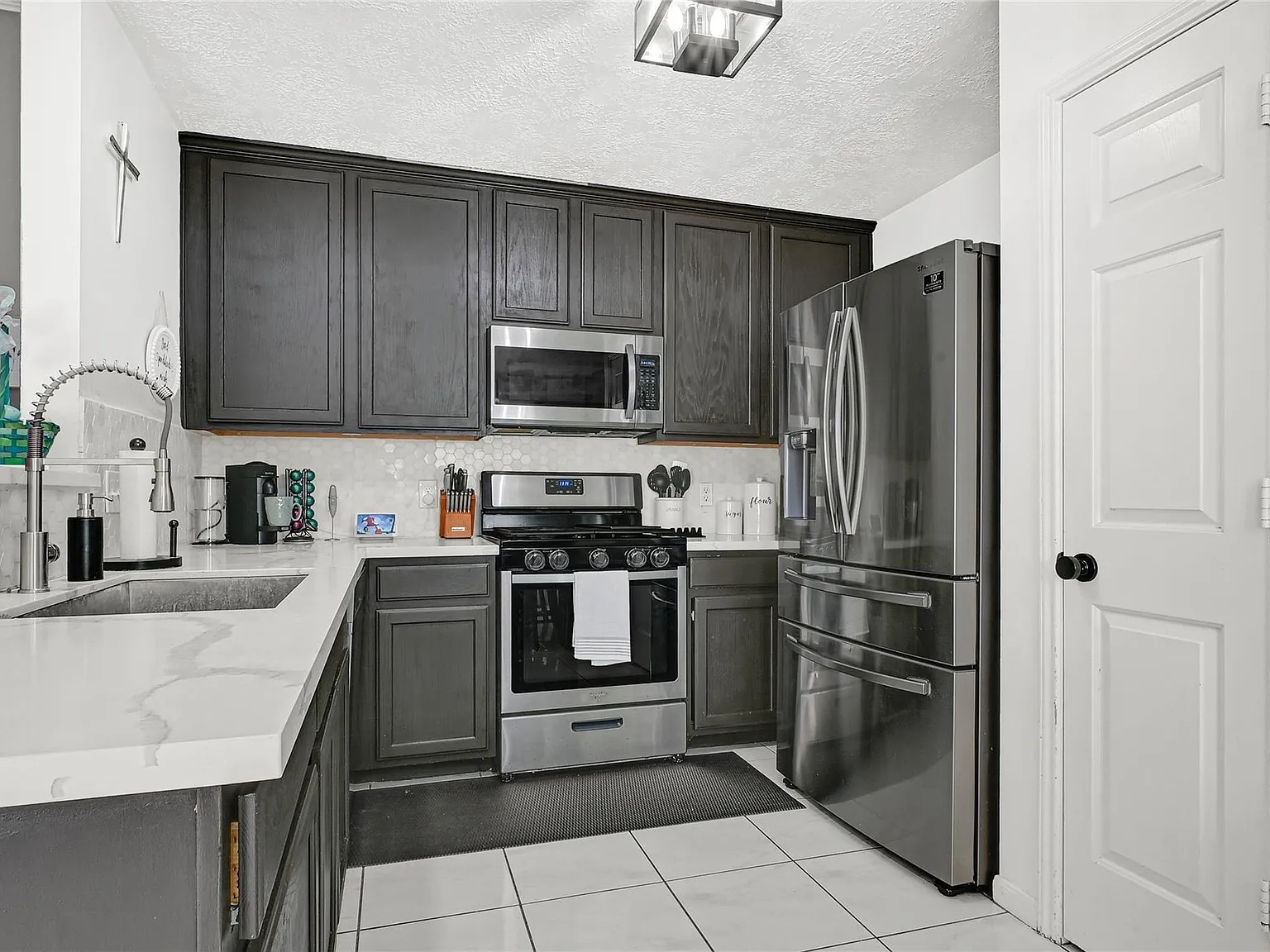 3 bed, 2.0 bath, 1556 sqft, $1,700 — Photo 4