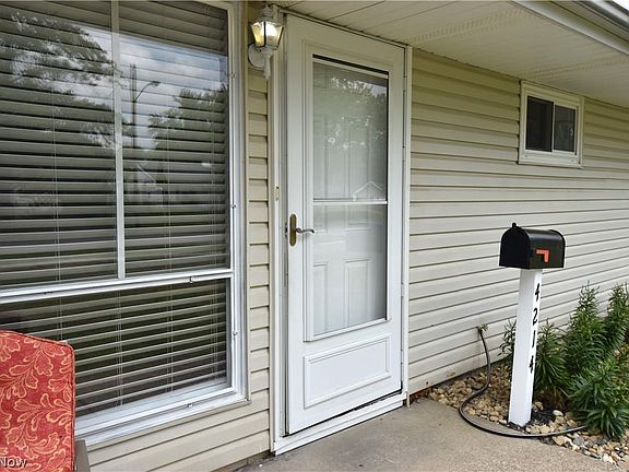 3rd image of 4214 Meadow Ln