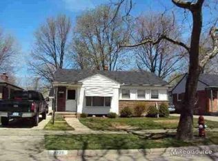 22711 Carolina St, Saint Clair Shores, MI 48080