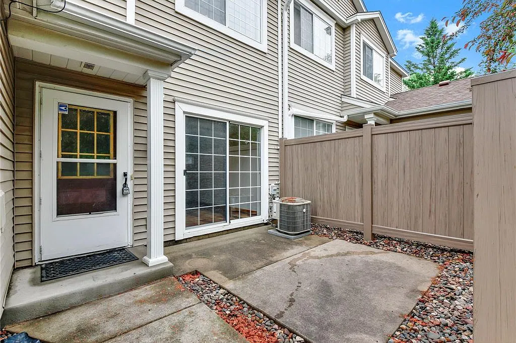 3 bed, 1328 sqft, $2,000 — Photo 3