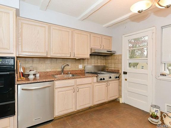 4th image of 1154 Glen Cove Ave