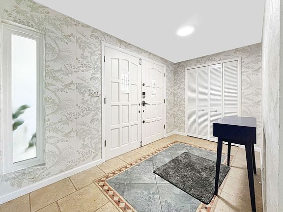 3rd image of 1031 Honeysuckle Rd