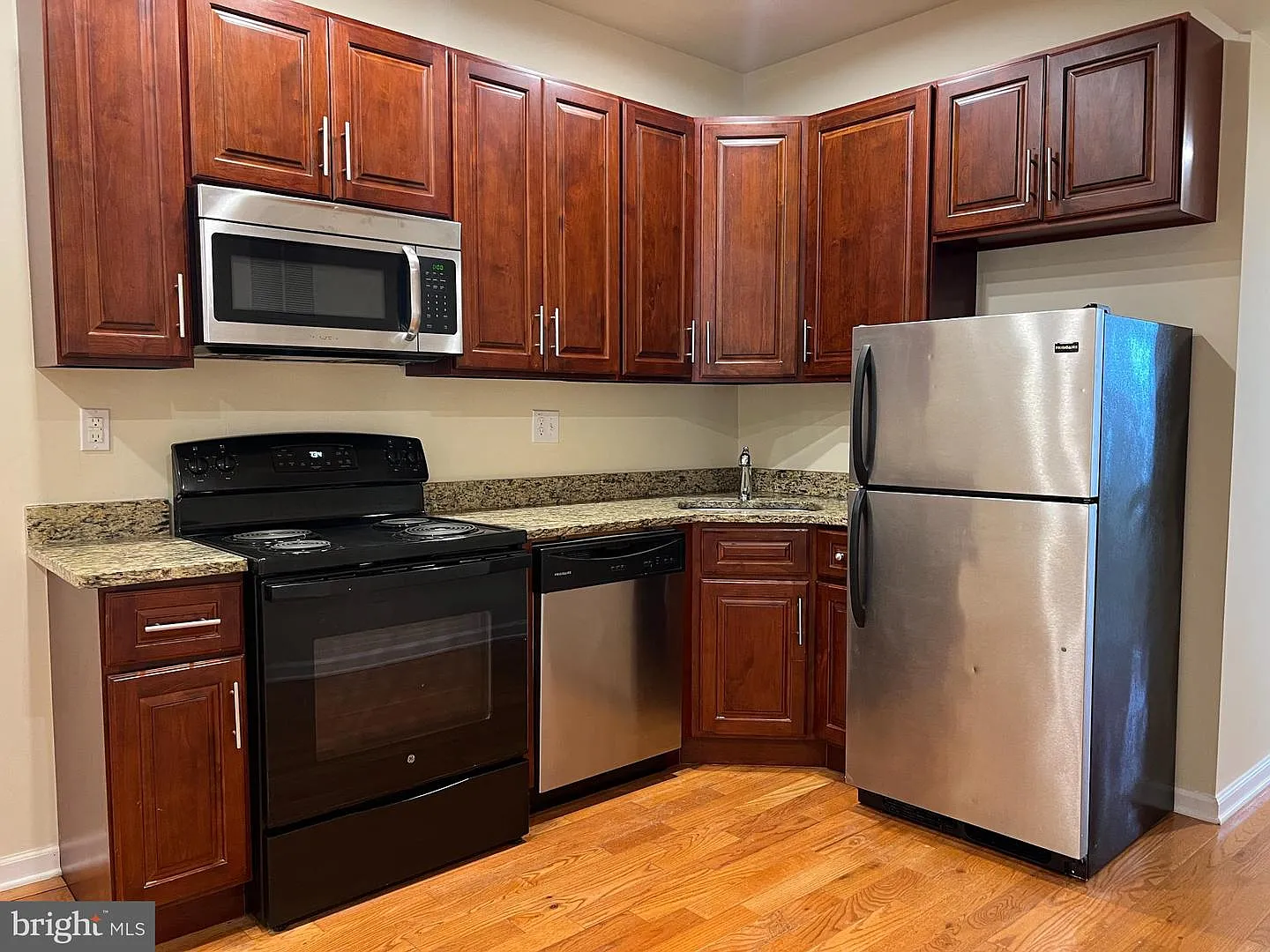 4 bed, 1000 sqft, $1,800 — Photo 4