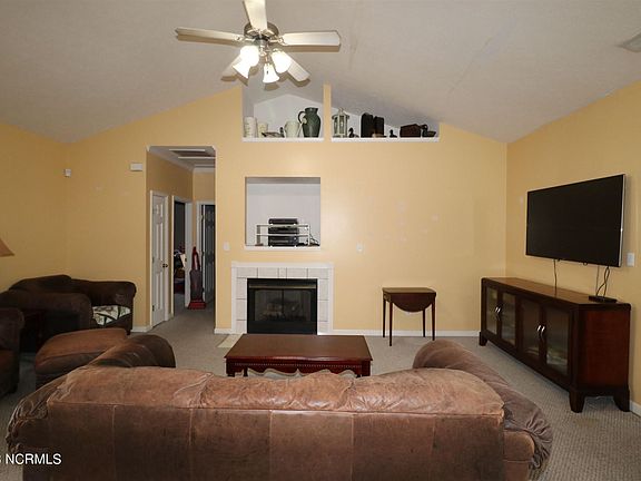 3rd image of 400 Albany Dr