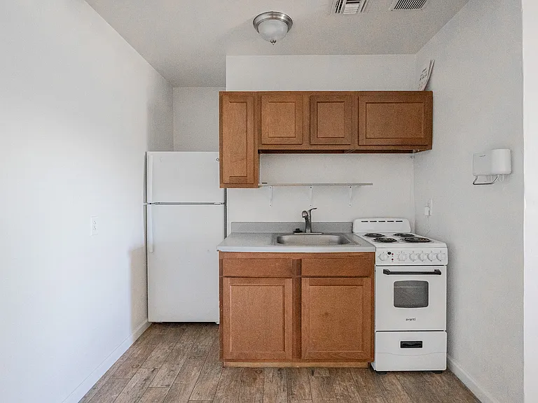 1505 E Harvard St — Photo 9