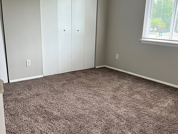 5th image of 1009 Scarborough Ct #J8