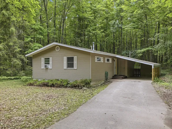 8128 Highland Trl, Stanwood, MI 49346