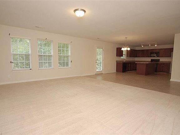5th image of 813 Forest Crest Dr