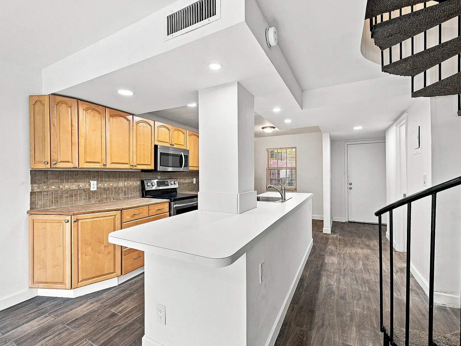 2 bed, 1.5 bath, 1056 sqft, $2,300 — Photo 4