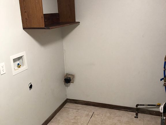 3rd image of 20450 Sherman St