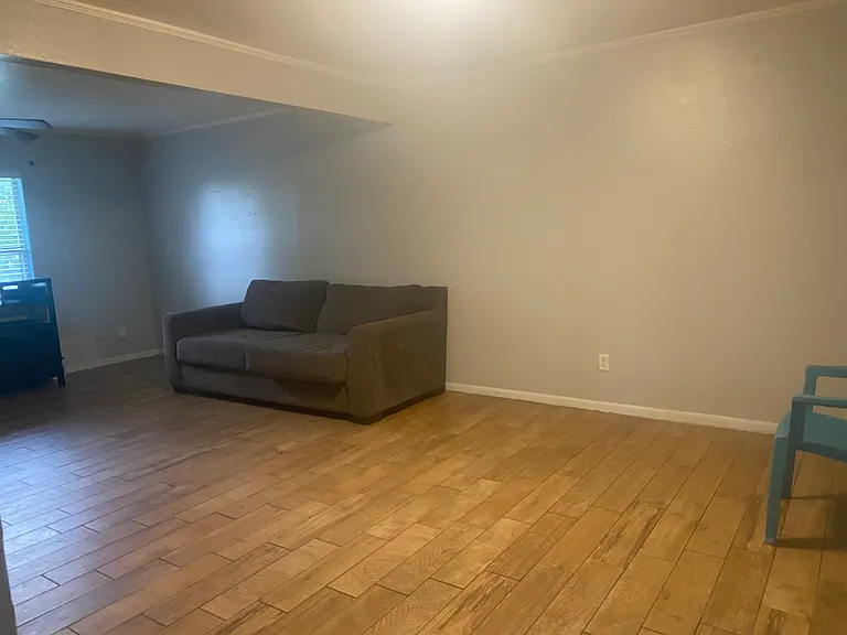 4030 King Richard Dr — Photo 2