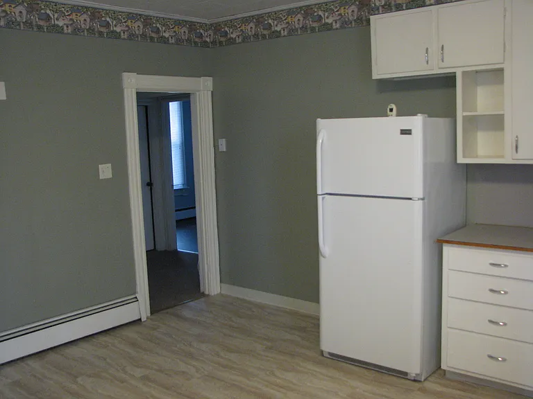 Kitchen (partial view)