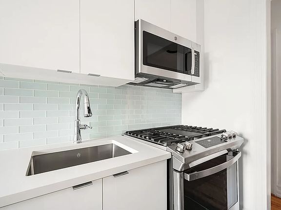3rd image of 800 E 17th St APT 4C
