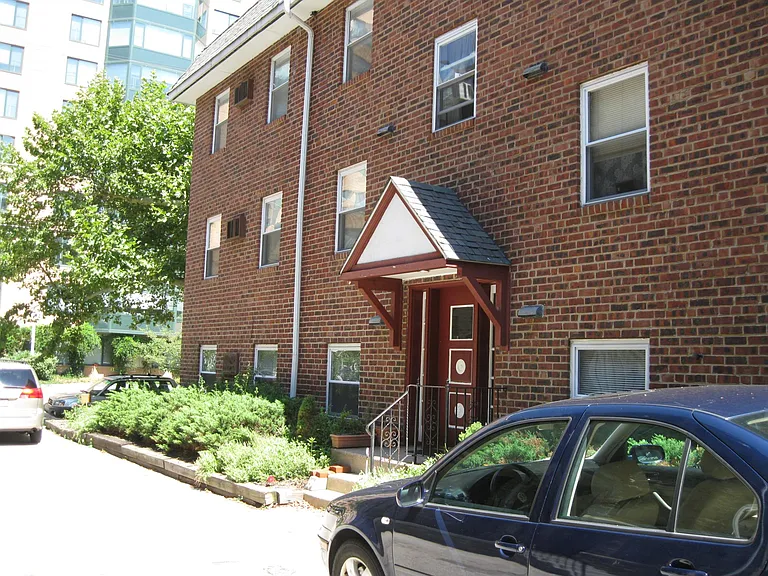 200 W Evergreen Ave #1 — Photo 1