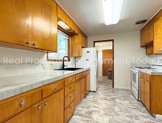 4th image of 10601 Doten Dr S