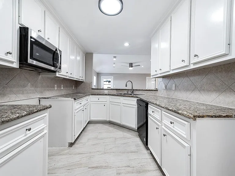 7308 Avenue R — Photo 8