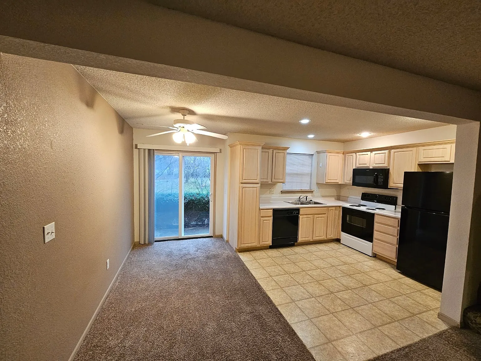 3 bed, 2.5 bath, 1400 sqft, $1,495 — Photo 3