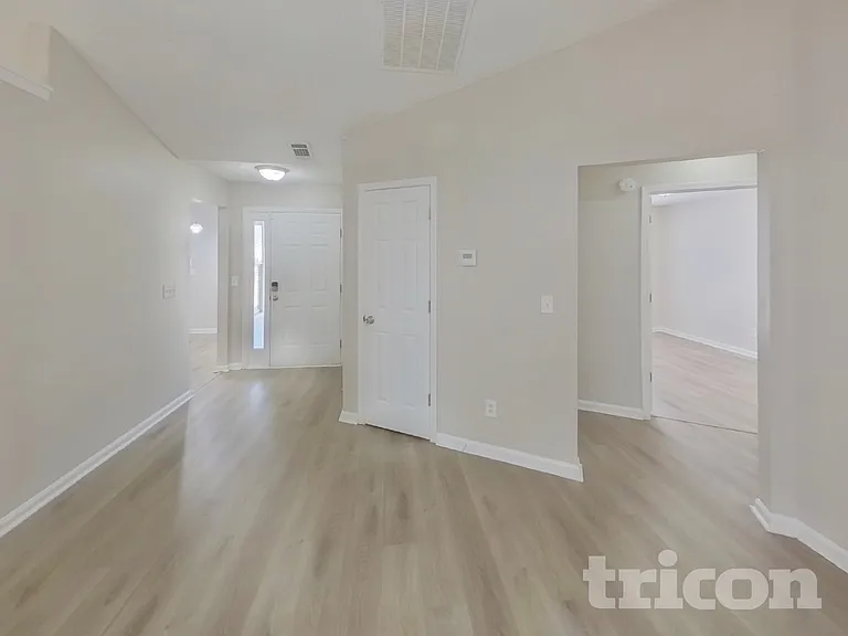 130 N Greenfield Cir — Photo 2