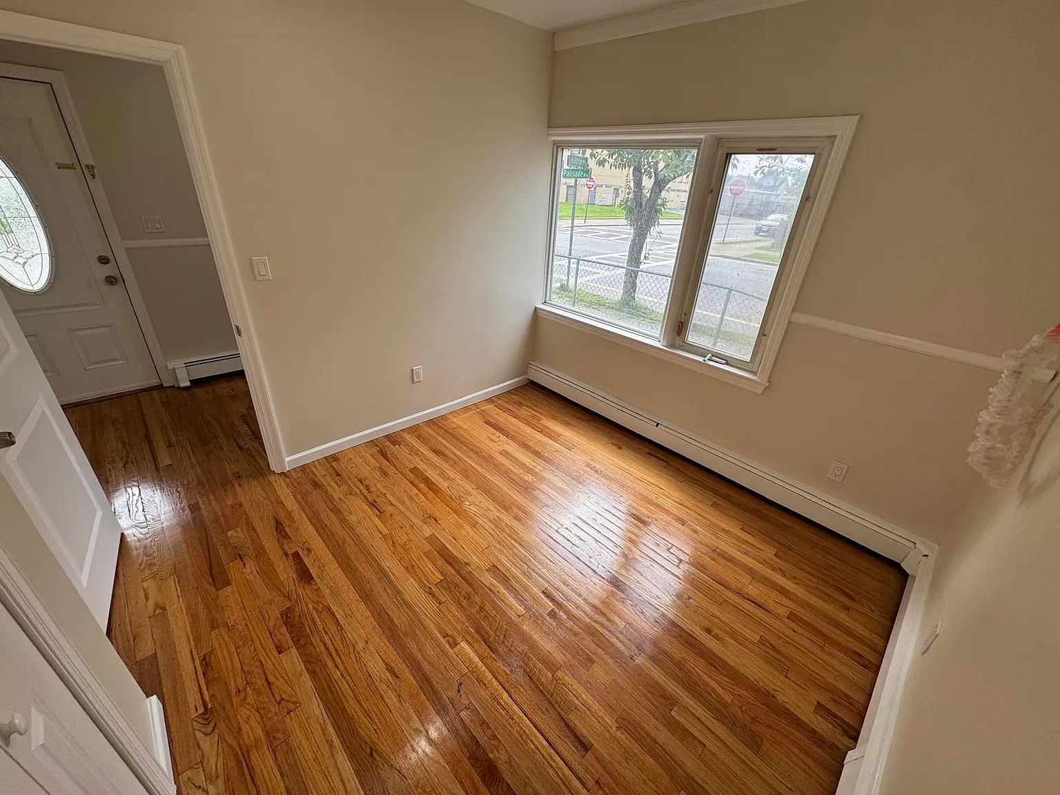 3 bed, 1.5 bath, 992 sqft, $3,200 — Photo 4