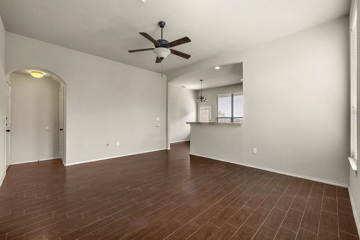 Building Photo - 570 Creekside Cir