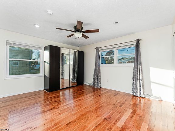 3rd image of 670 Killarney Dr