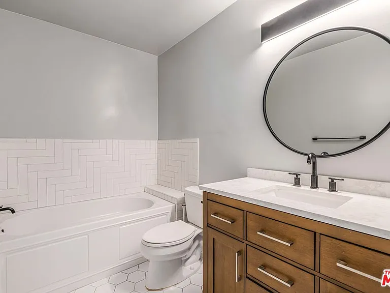 6275 Canterbury Dr #210 — Photo 15