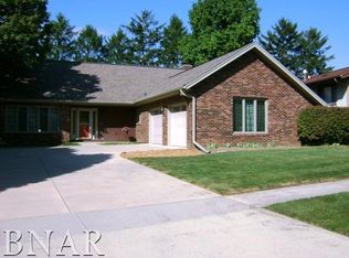 10 Brookshire Grn, Bloomington, IL 61704