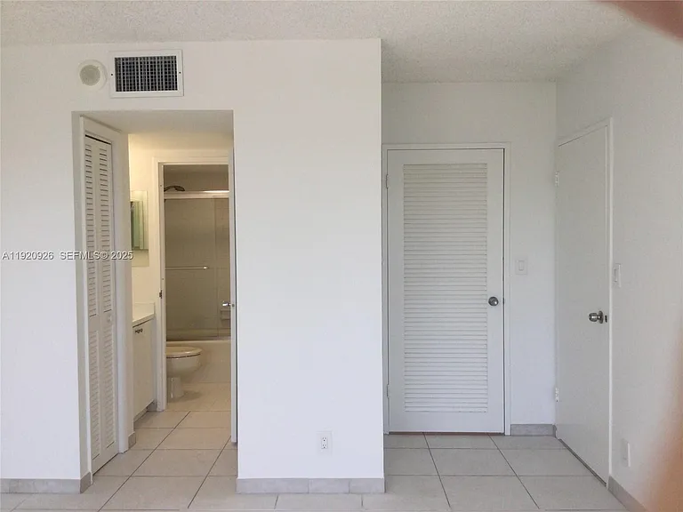 500 Three Islands Blvd #M16 — Photo 8