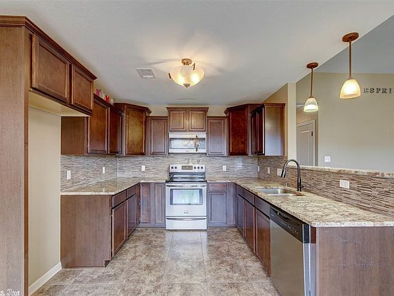 5th image of 148 Cambridge Dr