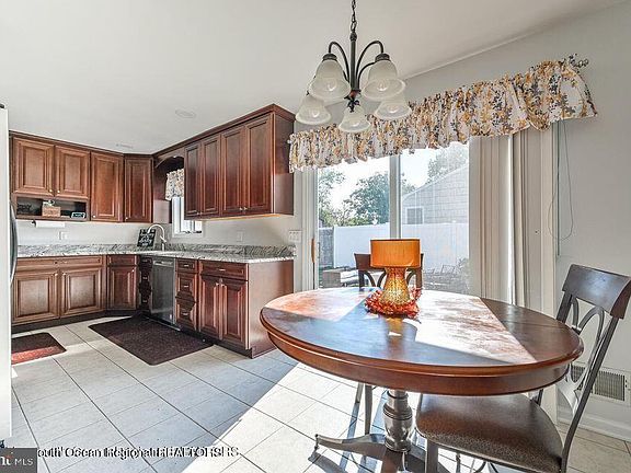 5th image of 136 Beechtree Dr