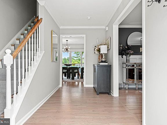 4th image of 221 Cardinal Dr