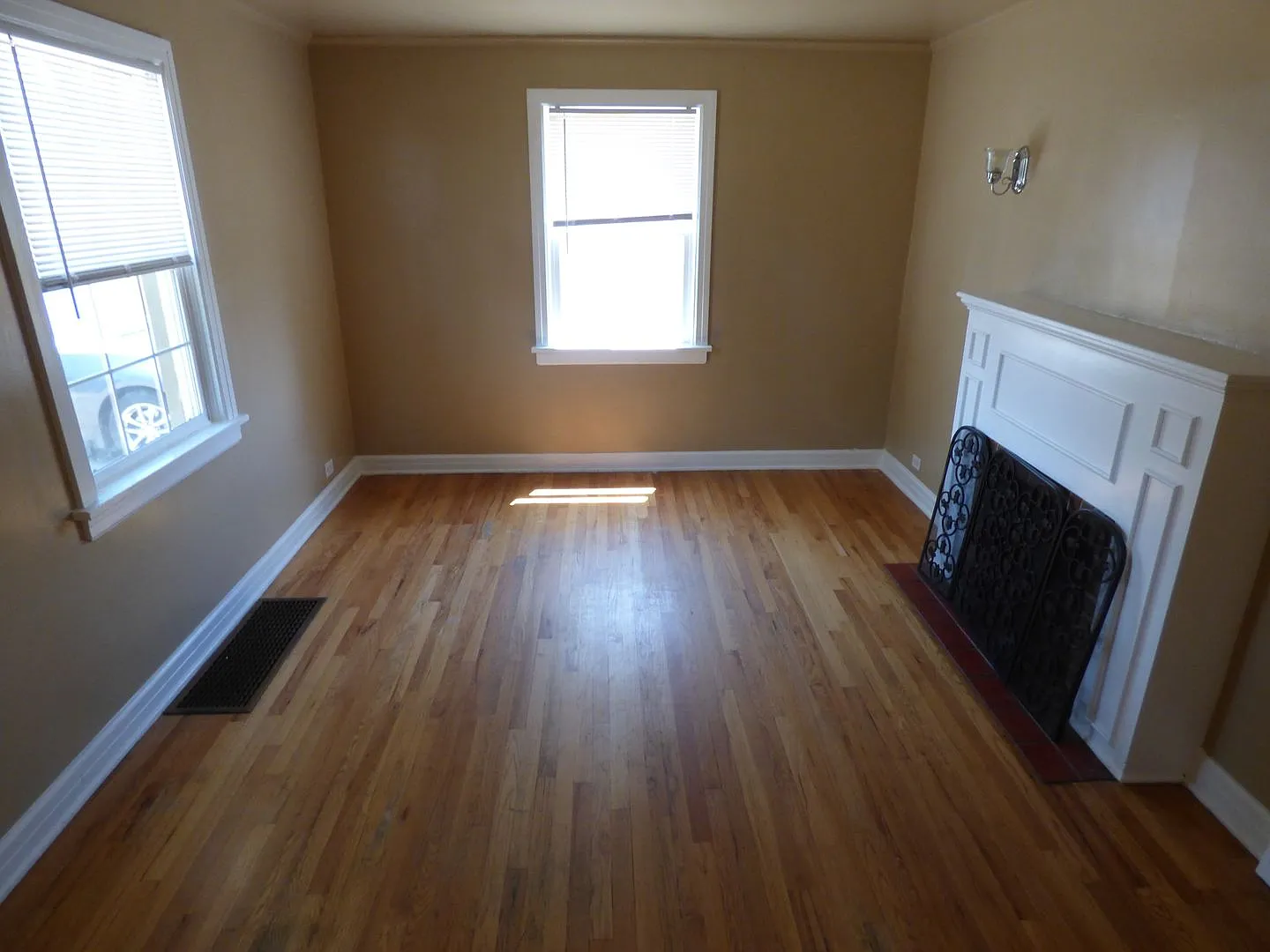 Charming Ranch Style Home In Elyria-Swansea With Fenced Yard And Garage — Photo 4