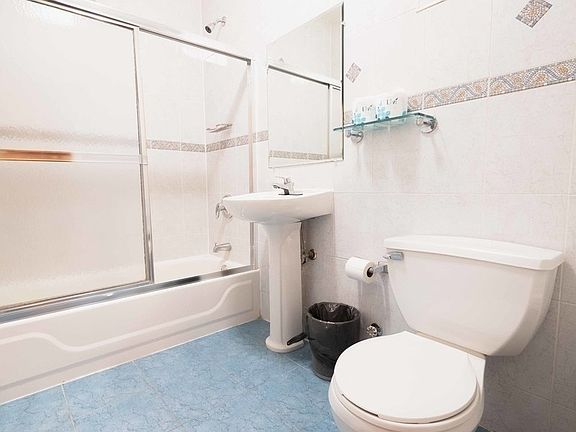 3rd image of 209 E 14th St #5K