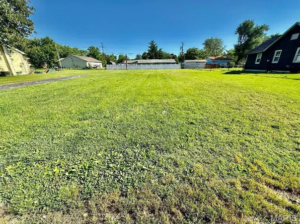 523 Wilson Ave, Wood River, IL 62095