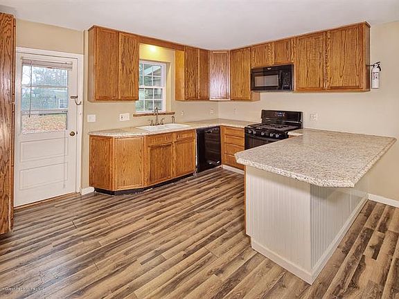 3rd image of 909 Trenton Ave