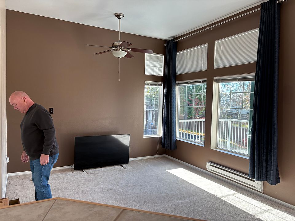 Living room with 10' ceilings
