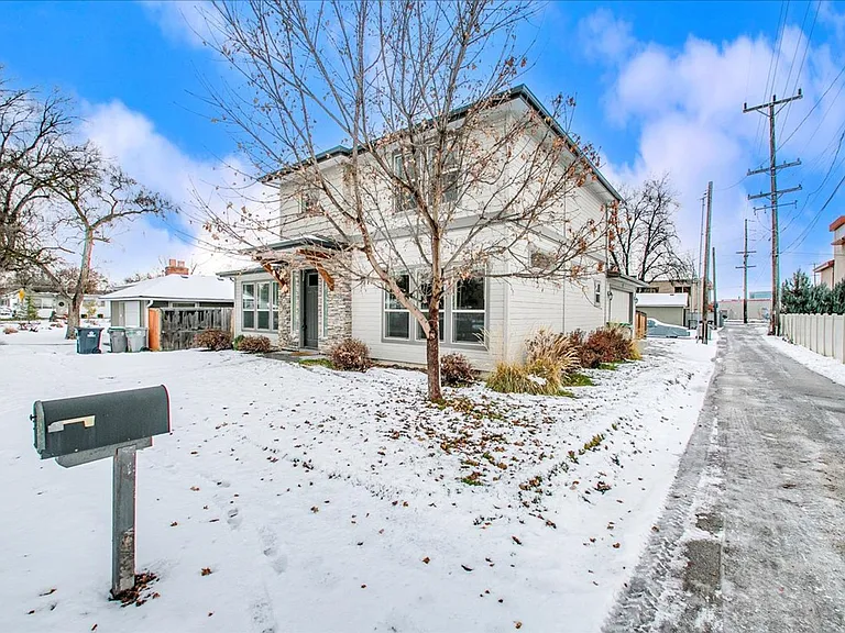 3313 Dewey St — Photo 3