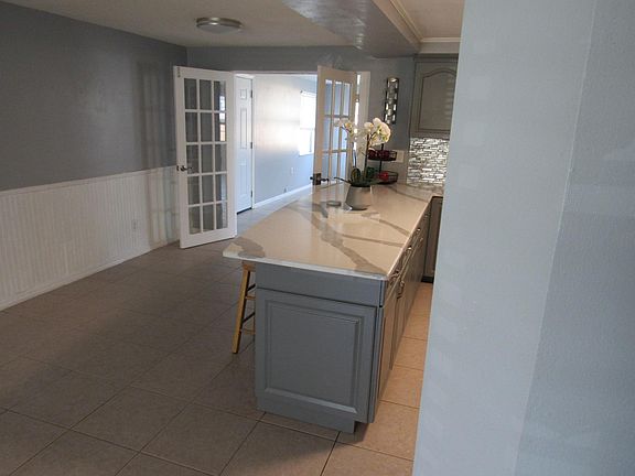 Kitchen breakfast bar