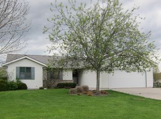 1114 Forest Hills Dr, Howards Grove, WI 53083