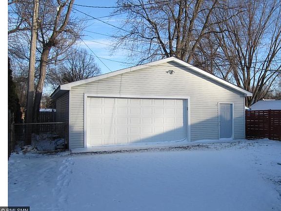 2nd image of 940 Iroquois Ave