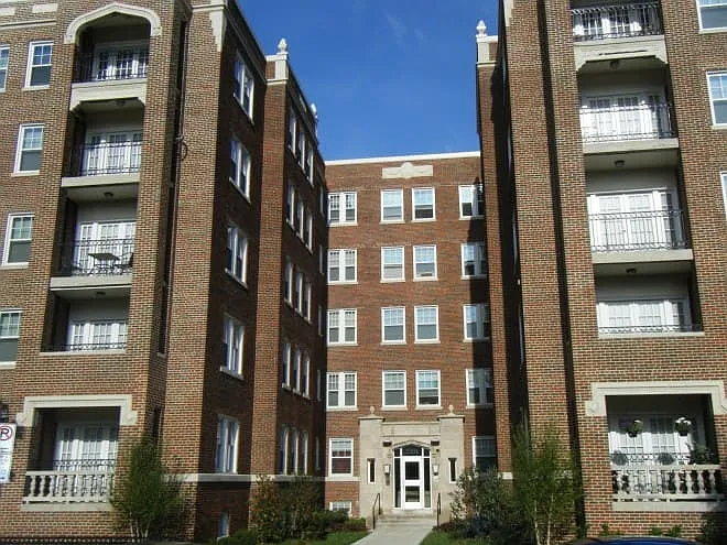 Dahlgreen Court Apartments — Photo 2