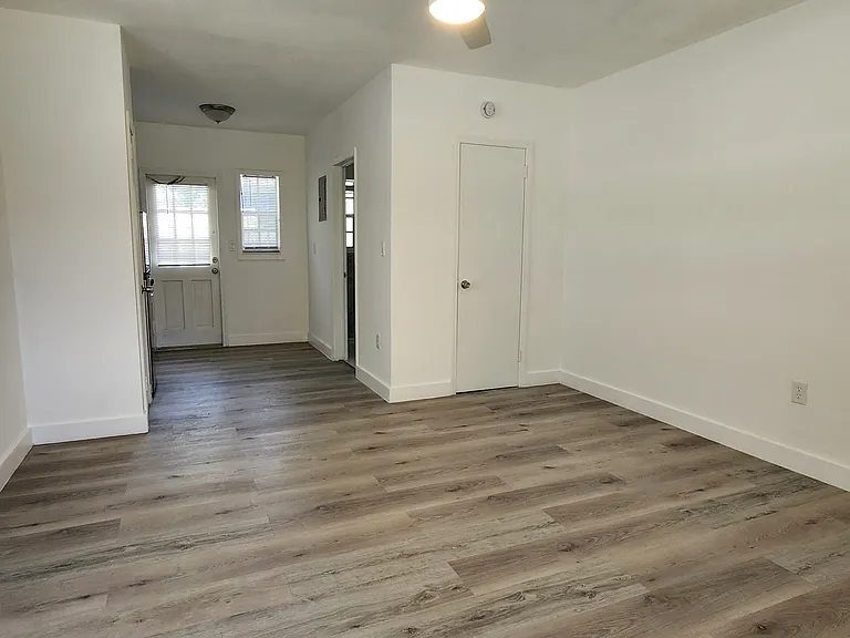 930 SW 4th Ave #B — Photo 3