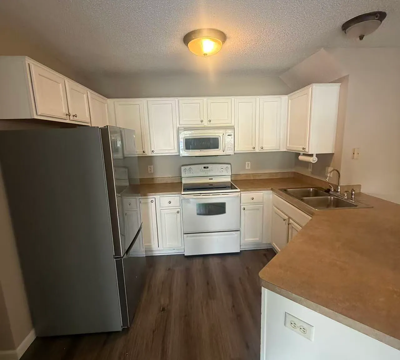 3 bed, 2.5 bath, 1400 sqft, $2,300 — Photo 3