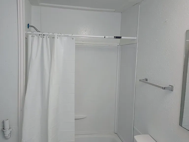 826 Queens Dr — Photo 6