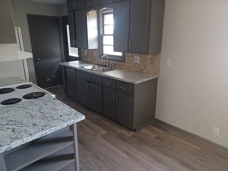 3322 S Mount Carmel Ave — Photo 12