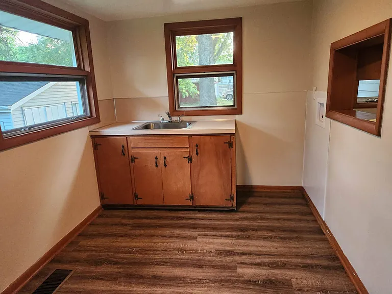 107 E Mockingbird Ln — Photo 15