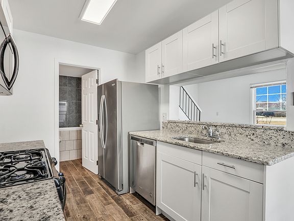 4th image of 318 Farmingdale Cir