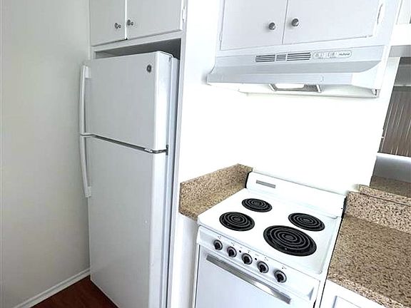 3rd image of 1625 Loma Ave APT 4