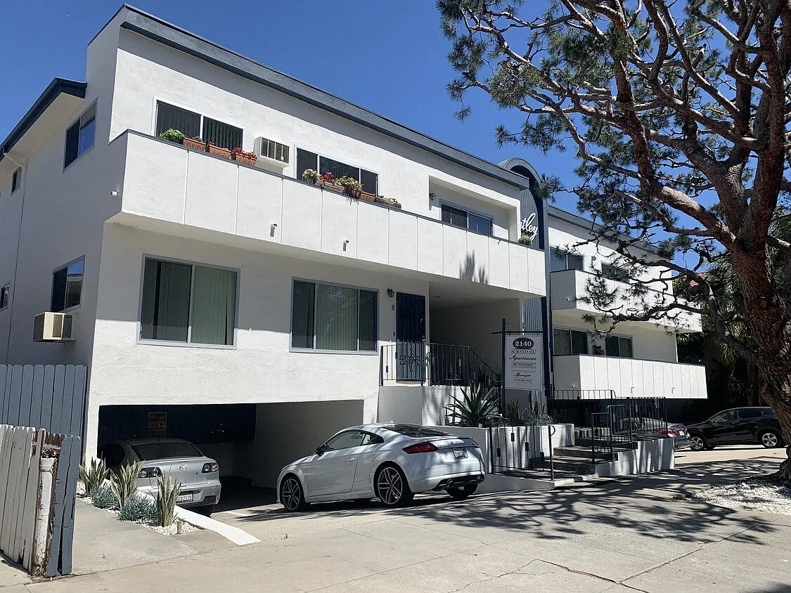 2140 Bentley — Photo 3